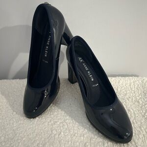 Anne Klein Women 8.5 Castana Navy Block Heel Patent Leather iFlex Pumps Comfort